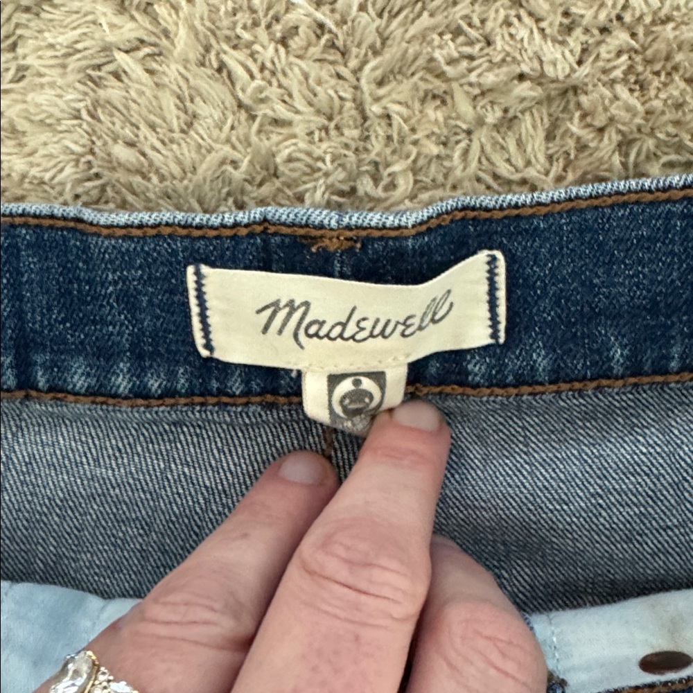 Madewell Classic Straight Jeans in a timeless medium blue wash - Picture 3 of 5